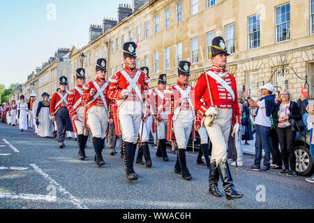 Bath, Somerset, Royaume-Uni. 14Th Sep 2019. Les membres du groupe de reconstitution, le 33e Régiment d'infanterie sont représentés marchant le long de la rue Great Pulteney comme ils prennent part au monde célèbre Grand Regency Promenade en costume. La Promenade, une partie de la journée 10 Festival de Jane Austen est une procession dans les rues de Bath et les participants qui viennent de partout dans le monde s'habiller en costume du 18ème siècle. Credit : lynchpics/Alamy Live News Banque D'Images