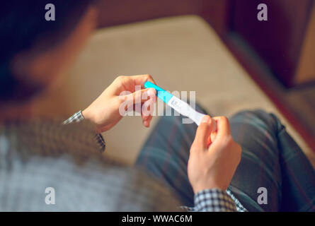 Woman holding test de grossesse positif. Gros plan des mains et kit Banque D'Images