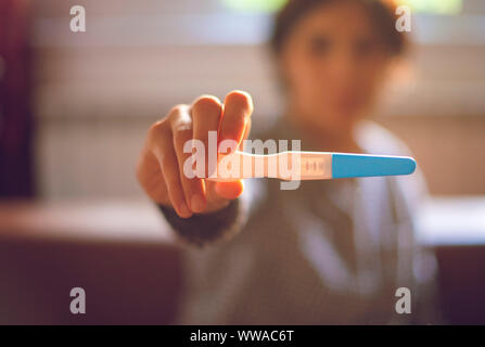 Woman holding test de grossesse positif. Gros plan des mains et kit Banque D'Images