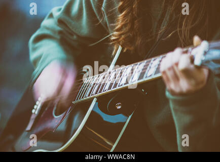 Close up woman's hands playing acoustic guitar avec la sensation d'un mouvement de la main Banque D'Images