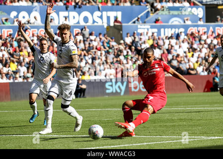 Swansea, Royaume-Uni. 14Th Sep 2019. Lewis Grabban de Nottingham Forest a la première occasion du match mais est hors-jeu pendant le match de championnat EFL Sky Bet entre Swansea City et Nottingham Forest au Liberty Stadium, Swansea, Pays de Galles le 14 septembre 2019. Photo de Ken d'Étincelles. Usage éditorial uniquement, licence requise pour un usage commercial. Aucune utilisation de pari, de jeux ou d'un seul club/ligue/dvd publications. Credit : UK Sports Photos Ltd/Alamy Live News Banque D'Images