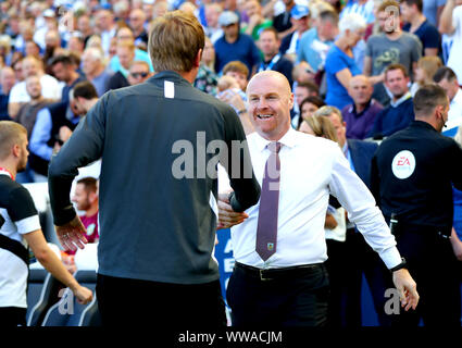 Brighton et Hove Albion manager Graham Potter (à gauche), serre la main avec gestionnaire de Burnley Sean Dyche avant le début de la Premier League match au stade AMEX, Brighton. Banque D'Images