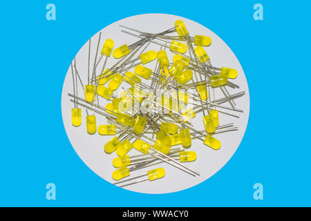 Close up image of 5mm led jaune isolé sur fond blanc,pile de 5mm jaune LED dans un cercle blanc sur un fond bleu ciel. Banque D'Images