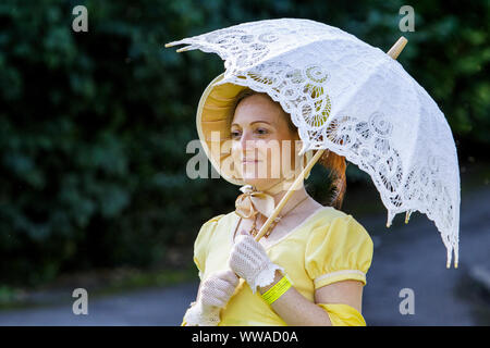 Bath, Somerset, Royaume-Uni. 14Th Sep 2019. Une fan de Jane Austen en prenant part à la célèbre Promenade costumée Grand Regency est photographié à Bath's Parade Gardens. La Promenade, une partie de la journée 10 Festival de Jane Austen est une procession dans les rues de Bath et les participants qui viennent de partout dans le monde s'habiller en costume du 18ème siècle. Credit : lynchpics/Alamy Live News Banque D'Images