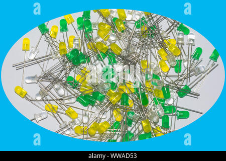 Close up image d'une pile de 5mm jaune, vert clair cristal led blanc isolé sur fond blanc. Banque D'Images