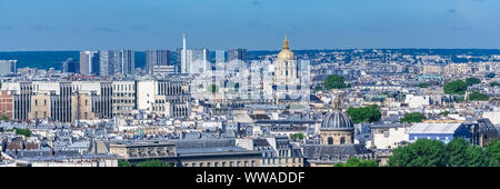 Paris, toits typiques, vue aérienne avec le dôme Invalides et la Sainte-Chapelle en arrière-plan, vue depuis la tour Saint-Jacques Banque D'Images