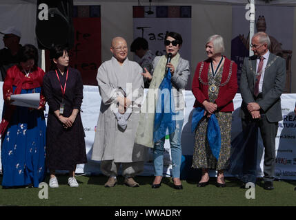 Londres, Royaume-Uni. 14Th Sep 2019. De droite à gauche Ok Woo Président de Korsa, Se Yoon chorégraphe de la déplacer m dan un moine bouddhiste, Chef de l'Ambassadeur coréen Anna Park et la Rcbd Margaret Thompson maire de Kingston Upon Thames et mari.Paul/Quezada-Neiman Alamy Live News Crédit : Paul/Quezada-Neiman Alamy Live News Banque D'Images