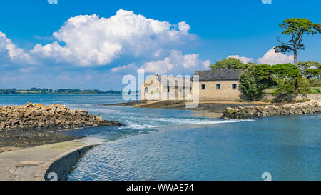 L'île de Berder, en Bretagne, dans le golfe du Morbihan, chemin couvert par la mer à marée montante Banque D'Images