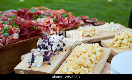 Assortiment de fromages dans diverses formes et tailles. Banque D'Images