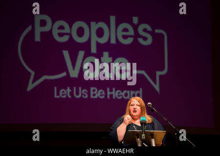 Leader du Parti de l'Alliance de ni l'Eurodéputé Long Naomi parle à un anti-no deal Brexit rassemblement à Ulster Hall à Belfast. Banque D'Images