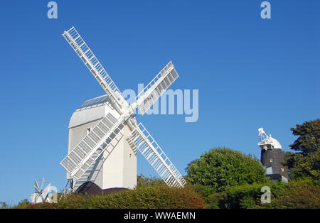 Jack et Jill Windmills également connu sous le nom de Clayton éoliennes sur les South Downs Way West Sussex près de Brighton, Angleterre, Royaume-Uni. Jill Moulin à gauche. Banque D'Images
