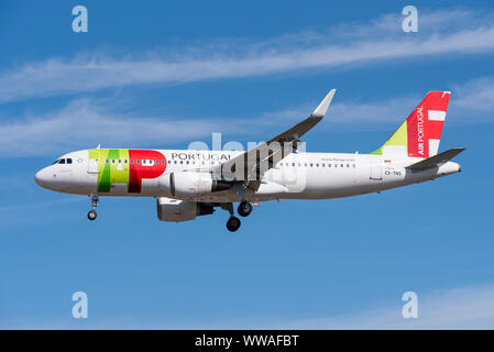 TAP Air Portugal Airbus A320 avion de ligne avion CS-TNS l'atterrissage à l'aéroport Heathrow de Londres à Hounslow, London, UK. Nommé Damiao de Gois. Banque D'Images