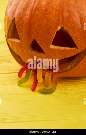 Halloween citrouille en purée avec des vers de gelée. Banque D'Images