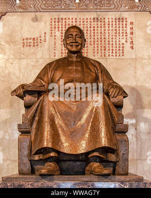 Le 2 novembre 2006, Keelung City, Taiwan : Le grand assis statue en bronze de la fin du régime autoritaire République de Chine (ROC) Le Président Chiang Kai-shek, qui a gouverné Taiwan de 1945 jusqu'à sa mort en 1975, a été retiré de la ville de Keelung Centre culturel, en mai 2015, au milieu du nombre accru de départs à la retraite de monuments commémoratifs à l'échelle de Chiang Taiwan. (Crédit Image : © Arnold Drapkin/Zuma sur le fil) Banque D'Images