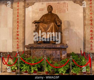 Le 2 novembre 2006, Keelung City, Taiwan : Le grand assis statue en bronze de la fin du régime autoritaire République de Chine (ROC) Le Président Chiang Kai-shek,.qui a gouverné Taiwan à partir de 1945 jusqu'à sa mort en 1975, a été retiré de la ville de Keelung Centre culturel, en mai 2015, au milieu du nombre accru de départs à la retraite de monuments commémoratifs à l'échelle de Chiang Taiwan. (Crédit Image : © Arnold Drapkin/Zuma sur le fil) Banque D'Images