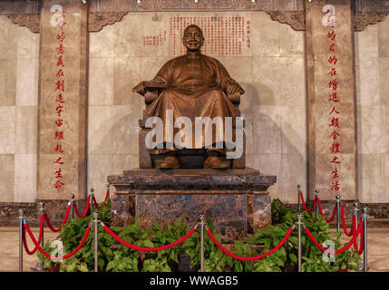 Le 2 novembre 2006, Keelung City, Taiwan : Le grand assis statue en bronze de la fin du régime autoritaire République de Chine (ROC) Le Président Chiang Kai-shek, qui a gouverné Taiwan de 1945 jusqu'à sa mort en 1975, a été retiré de la ville de Keelung Centre culturel, en mai 2015, au milieu du nombre accru de départs à la retraite de monuments commémoratifs à l'échelle de Chiang Taiwan. (Crédit Image : © Arnold Drapkin/Zuma sur le fil) Banque D'Images