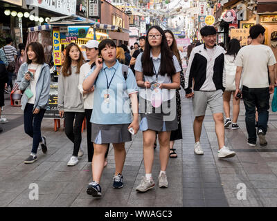 Suwon, Corée du Sud - 15 juin 2017 : Les gens qui marchent le long de la rue principale à Suwon.. Banque D'Images