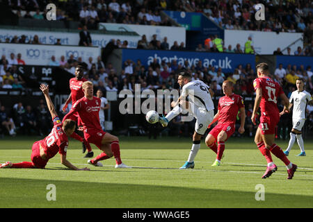 Swansea, Royaume-Uni. 14Th Sep 2019. Borja Baston de Swansea City Crédit : tire au but mais voit bloqué. Match de championnat Skybet EFL, Swansea City v Nottingham Forest au Liberty Stadium de Swansea le samedi 14 septembre 2019. Cette image ne peut être utilisé qu'à des fins rédactionnelles. Usage éditorial uniquement, licence requise pour un usage commercial. Aucune utilisation de pari, de jeux ou d'un seul club/ligue/dvd publications. Photos par Andrew Andrew/Verger Verger la photographie de sport/Alamy Live News Banque D'Images