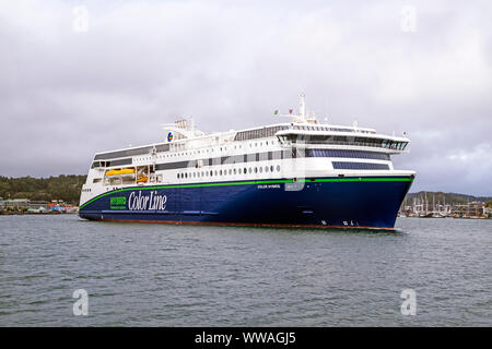 Nouvelle couleur voiture Ligne et couleur de traversier à Harbour hybride de Sandefjord Norvège Europe Banque D'Images