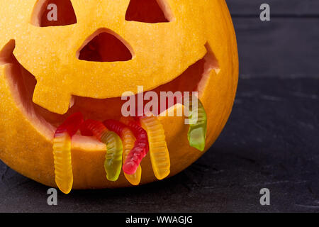 Citrouille d'Halloween amusante avec des vers dans la bouche. Banque D'Images