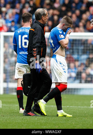 Des Rangers Ryan Kent quitte le champ blessés au cours de la Premiership match écossais Ladbrokes à Ibrox, Glasgow. Banque D'Images