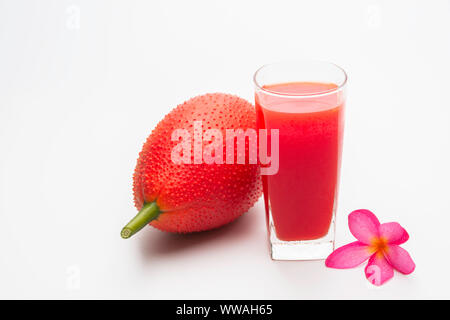 Baby Jacquier, Gac avec bébé fruits Jus de jackfruit isolé sur fond blanc. Verre et en bonne santé. Banque D'Images