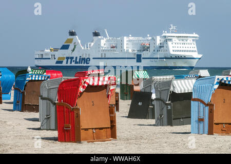 Chaises de plage colorées sur la plage de Warnemunde, en arrière-plan Ferry bateau arrivant à Rostock, plage Allemagne côte strandkorb Banque D'Images