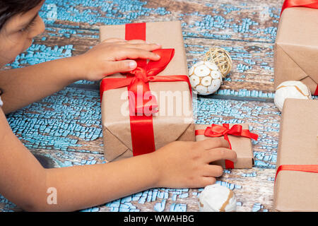 Petite fille présente d'ouverture le jour de Noël Banque D'Images