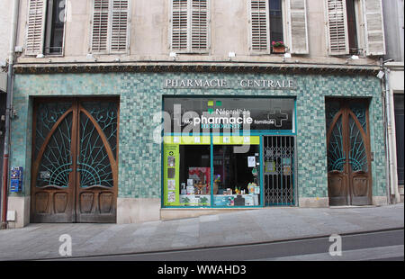 Les passants d'une pharmacie à Nancy, au nord-est de la France, de style Art Nouveau.Nancy a une forte concentration de l'architecture Art Nouveau. Banque D'Images