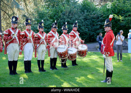 Bath, Somerset, Royaume-Uni. 14 septembre 2019. Les amateurs de Jane Austen dans la région de Regency costume faire une procession à travers la ville. Le festival annuel attire les amateurs de Austen de partout dans le monde, le cortège d'environ 500 personnes en costume est le début d'une semaine d'Austen inspiré d'événements. Cette année, la procession commence à Sydney Gardens fait une boucle à travers la ville en passant de nombreux endroits Austen aurait été au courant, se terminant dans la Parade des jardins. Sur la photo, de reconstitution historique du 33e Régiment. Crédit : Mr Standfast/Alamy Live News Banque D'Images