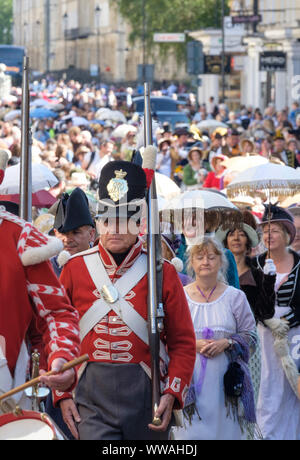 Bath, Somerset, Royaume-Uni. 14 septembre 2019. Les amateurs de Jane Austen dans la région de Regency costume faire une procession à travers la ville. Le festival annuel attire les amateurs de Austen de partout dans le monde, le cortège d'environ 500 personnes en costume est le début d'une semaine d'Austen inspiré d'événements. Cette année, la procession commence à Sydney Gardens fait une boucle à travers la ville en passant de nombreux endroits Austen aurait été au courant, se terminant dans la Parade des jardins. Crédit : Mr Standfast/Alamy Live News Banque D'Images