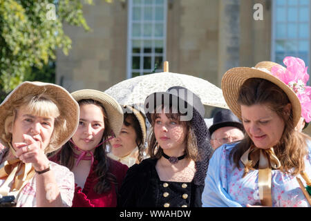 Bath, Somerset, Royaume-Uni. 14 septembre 2019. Les amateurs de Jane Austen dans la région de Regency costume faire une procession à travers la ville. Le festival annuel attire les amateurs de Austen de partout dans le monde, le cortège d'environ 500 personnes en costume est le début d'une semaine d'Austen inspiré d'événements. Cette année, la procession commence à Sydney Gardens fait une boucle à travers la ville en passant de nombreux endroits Austen aurait été au courant, se terminant dans la Parade des jardins. Crédit : Mr Standfast/Alamy Live News Banque D'Images