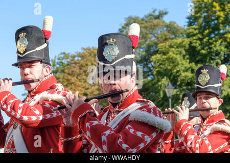 Bath, Somerset, Royaume-Uni. 14 septembre 2019. Les amateurs de Jane Austen dans la région de Regency costume faire une procession à travers la ville. Le festival annuel attire les amateurs de Austen de partout dans le monde, le cortège d'environ 500 personnes en costume est le début d'une semaine d'Austen inspiré d'événements. Cette année, la procession commence à Sydney Gardens fait une boucle à travers la ville en passant de nombreux endroits Austen aurait été au courant, se terminant dans la Parade des jardins. Sur la photo, de reconstitution historique du 33e Régiment. Crédit : Mr Standfast/Alamy Live News Banque D'Images