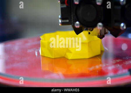 De l'imprimante Impression 3d abstrait modèle close-up close-up. Moderne Progressive technologies d'additifs 4.0 révolution industrielle Banque D'Images