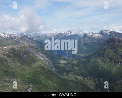 Paysage de montagnes scandinaves vu de Dalsnibba peak près de ville européenne de Geiranger en Norvège Banque D'Images