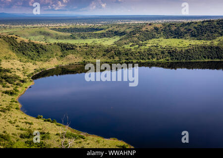 Lac de cratère bleu dans le Parc national Queen Elizabeth, en Ouganda Banque D'Images