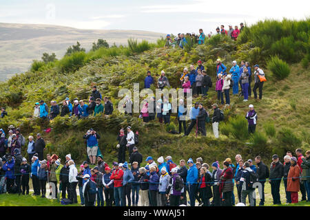 Auchterarder, Ecosse, Royaume-Uni. 14Th Sep 2019. Samedi matin Foresomes correspond à 2019 Solheim Cup sur le cours du Centenaire à Gleneagles. Sur la photo ; les spectateurs sur la colline à côté de la 8e fairway. Credit : Iain Masterton/Alamy Live News Banque D'Images