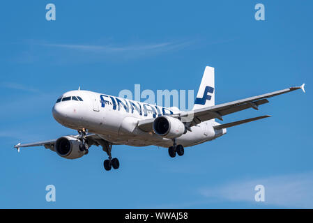 Avion de ligne Airbus A320 à réaction de Finnair OH-LXC atterrissant à l'aéroport de Londres Heathrow à Hounslow, Londres, Royaume-Uni. Compagnie aérienne finlandaise Banque D'Images