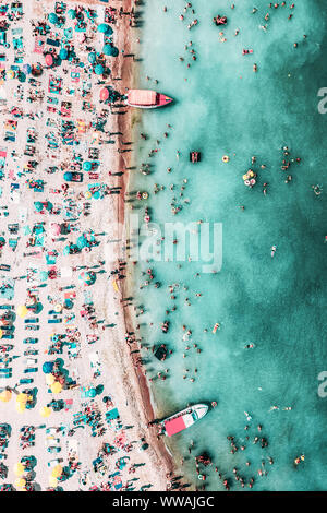 Les gens foule sur Plage, Vue Aérienne Banque D'Images