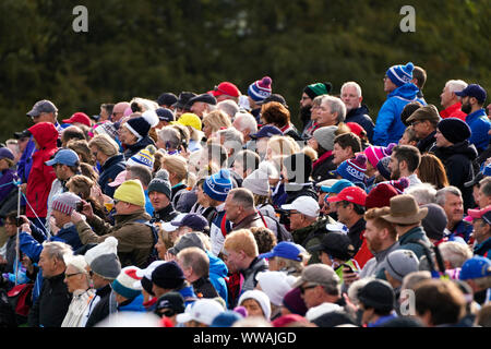 Auchterarder, Ecosse, Royaume-Uni. 14Th Sep 2019. Samedi matin Foresomes correspond à 2019 Solheim Cup sur le cours du Centenaire à Gleneagles. Sur la photo ; beaucoup de spectateurs le long de l'éviction 8e fairway et green. Credit : Iain Masterton/Alamy Live News Banque D'Images