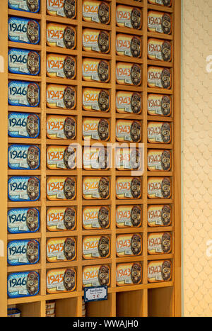 Pile de sardines en boîte avec des dates dans les années 40 dans Comur shop Banque D'Images
