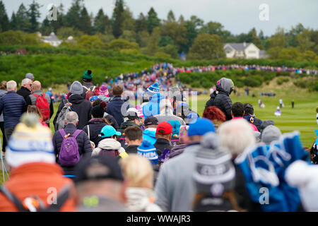 Auchterarder, Ecosse, Royaume-Uni. 14Th Sep 2019. Samedi matin Foresomes correspond à 2019 Solheim Cup sur le cours du Centenaire à Gleneagles. Sur la photo ; beaucoup de spectateurs à pied le long du 9e trou. Credit : Iain Masterton/Alamy Live News Banque D'Images