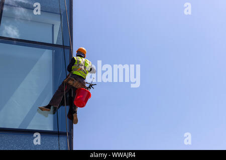 Nettoyant pour vitres sur les immeubles de grande hauteur. Grimpeur industrielle. Banque D'Images