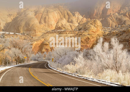 La route 24 dans le Fremont givré Canyon, Capitol Reef National Park, Utah, USA Banque D'Images