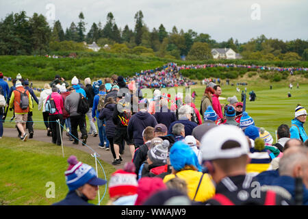 Auchterarder, Ecosse, Royaume-Uni. 14Th Sep 2019. Samedi matin Foresomes correspond à 2019 Solheim Cup sur le cours du Centenaire à Gleneagles. Sur la photo ; beaucoup de spectateurs à pied le long du 9e trou. Credit : Iain Masterton/Alamy Live News Banque D'Images