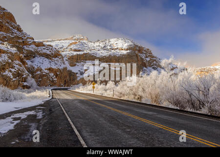 La route 24 dans le Fremont givré Canyon, Capitol Reef National Park, Utah, USA Banque D'Images