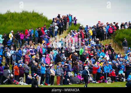 Auchterarder, Ecosse, Royaume-Uni. 14Th Sep 2019. Samedi matin Foresomes correspond à 2019 Solheim Cup sur le cours du Centenaire à Gleneagles. Sur la photo ; foule de spectateurs sur la colline à côté du 9e vert. Credit : Iain Masterton/Alamy Live News Banque D'Images