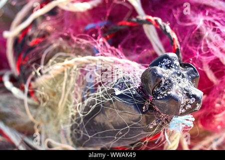 Un gâchis de filets de pêche corde en plastique et d'autres débris échoués sur une plage côtière. Sauver la planète stock photo. Banque D'Images