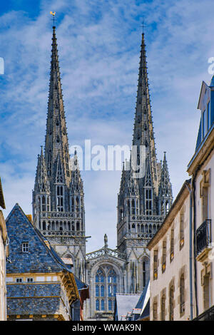 La cathédrale gothique de Quimper en Finistère Bretagne à côté et anciennes maisons de ville Banque D'Images