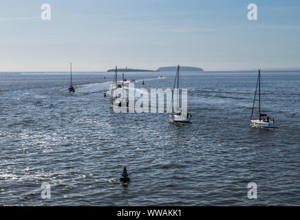 Une ligne ou une procession de bateaux entrant dans la Manche de Bristol ayant traversé les portes de verrouillage du barrage de la baie de Cardiff, Banque D'Images